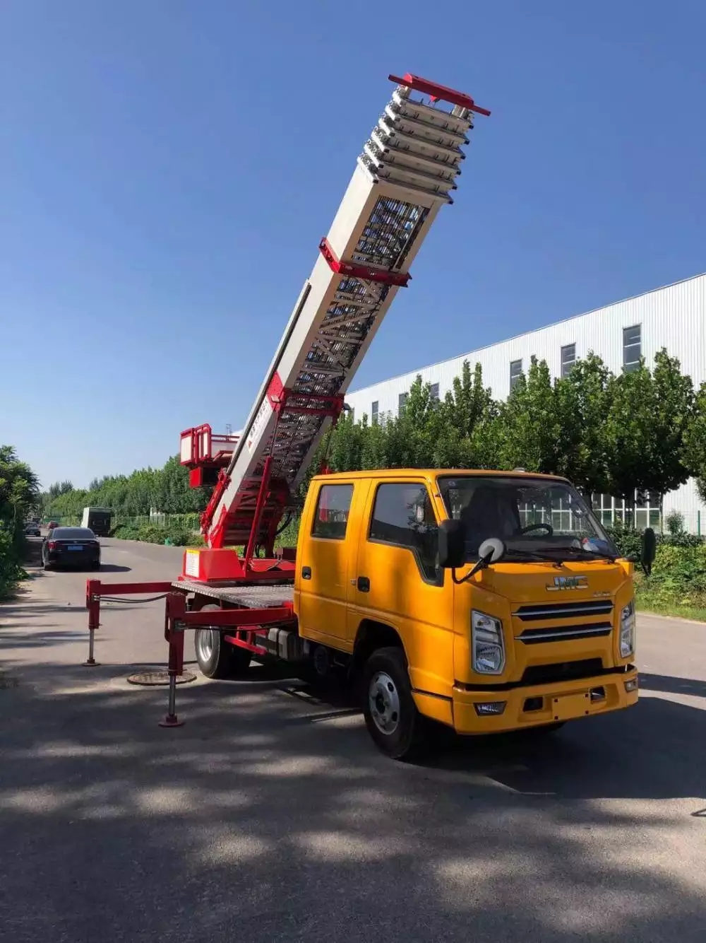 胶州附近的云梯车出租服务：轻松解决高空作业需求